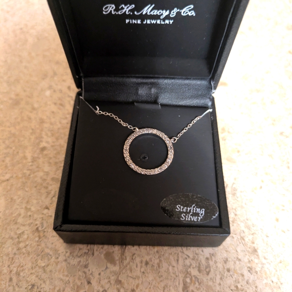 NWT Macy's 1/4 CTTW Diamond Circle Pendant With Sterling Silver Necklace. - Picture 2 of 8